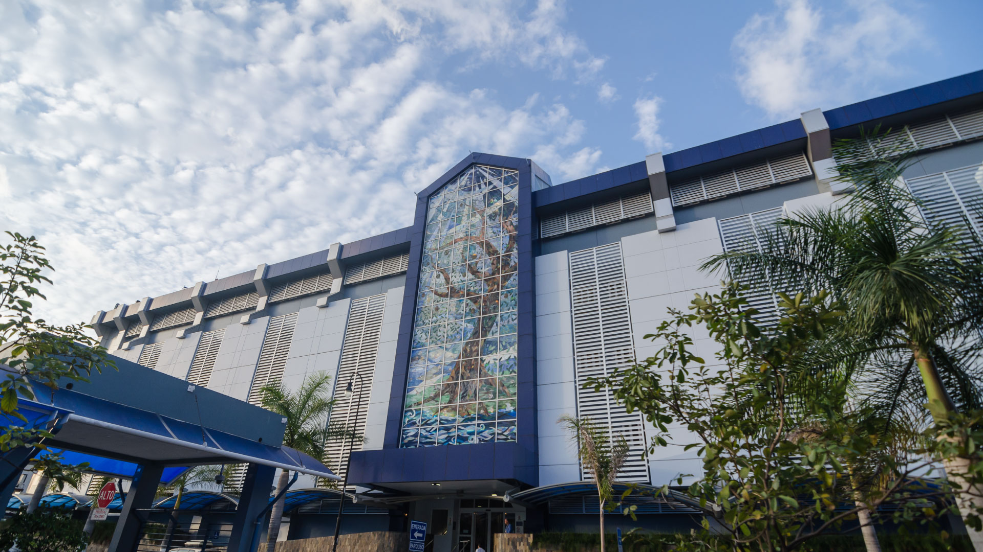 Exterior de Clínica Bíblica — Sede Central
